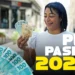 Trabalhadora brasileira sorrindo enquanto segura notas de dinheiro, representando o PIS/Pasep 2026 com saque de R$ 1.621 a partir do dia 15 de maio.