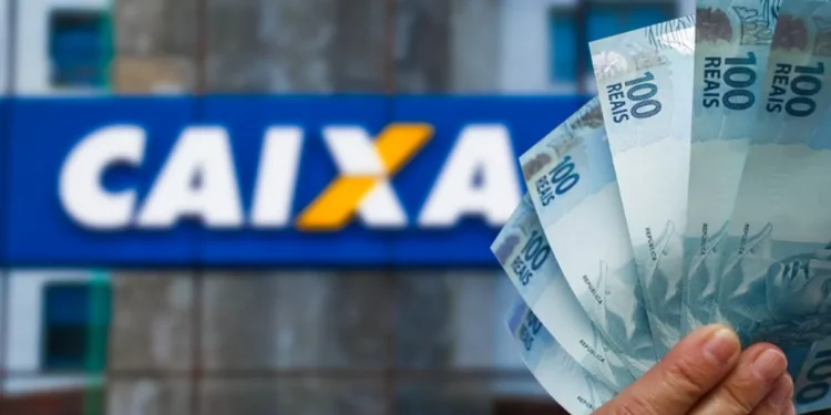 Notas de R$ 100 em frente a uma agência da Caixa, representando o saque de R$ 6.220 liberado para CPFs de final 0 a 9.