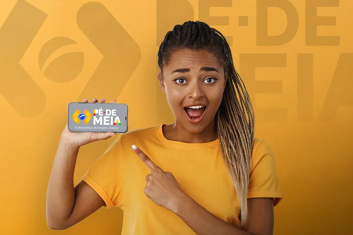 Estudante mostra celular com o logo do Pé-de-Meia, representando mensagem sobre a terceira parcela do benefício.
