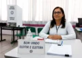 Mesária voluntária em seção eleitoral aguardando eleitores para atendimento nas eleições de 2026