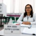 Mesária voluntária em seção eleitoral aguardando eleitores para atendimento nas eleições de 2026