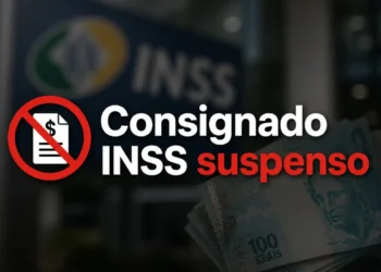 Aviso de suspensão do consignado INSS com notas de real ao fundo desfocado