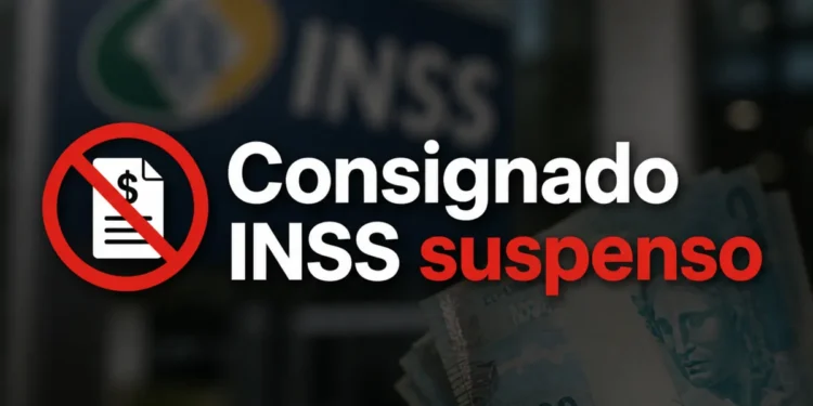 Aviso de suspensão do consignado INSS com notas de real ao fundo desfocado