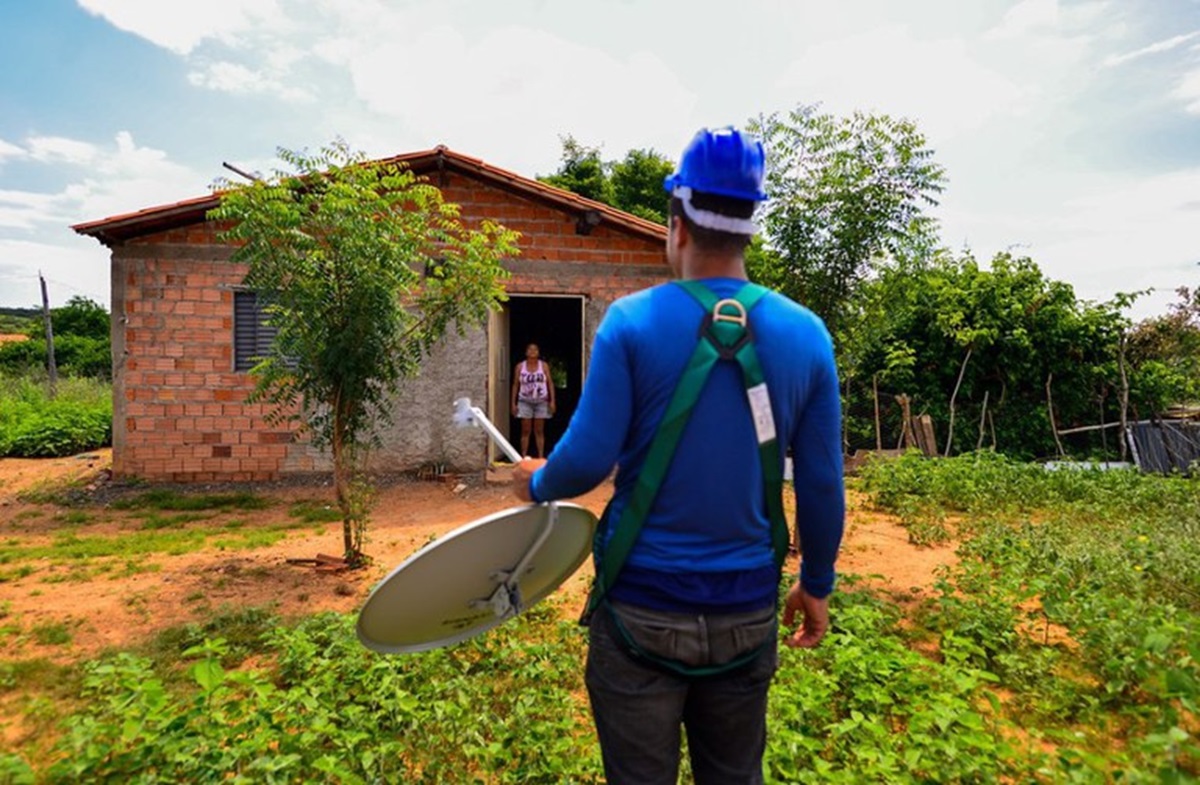 Técnico do programa Brasil Antenado entrega antena parabólica digital em residência rural