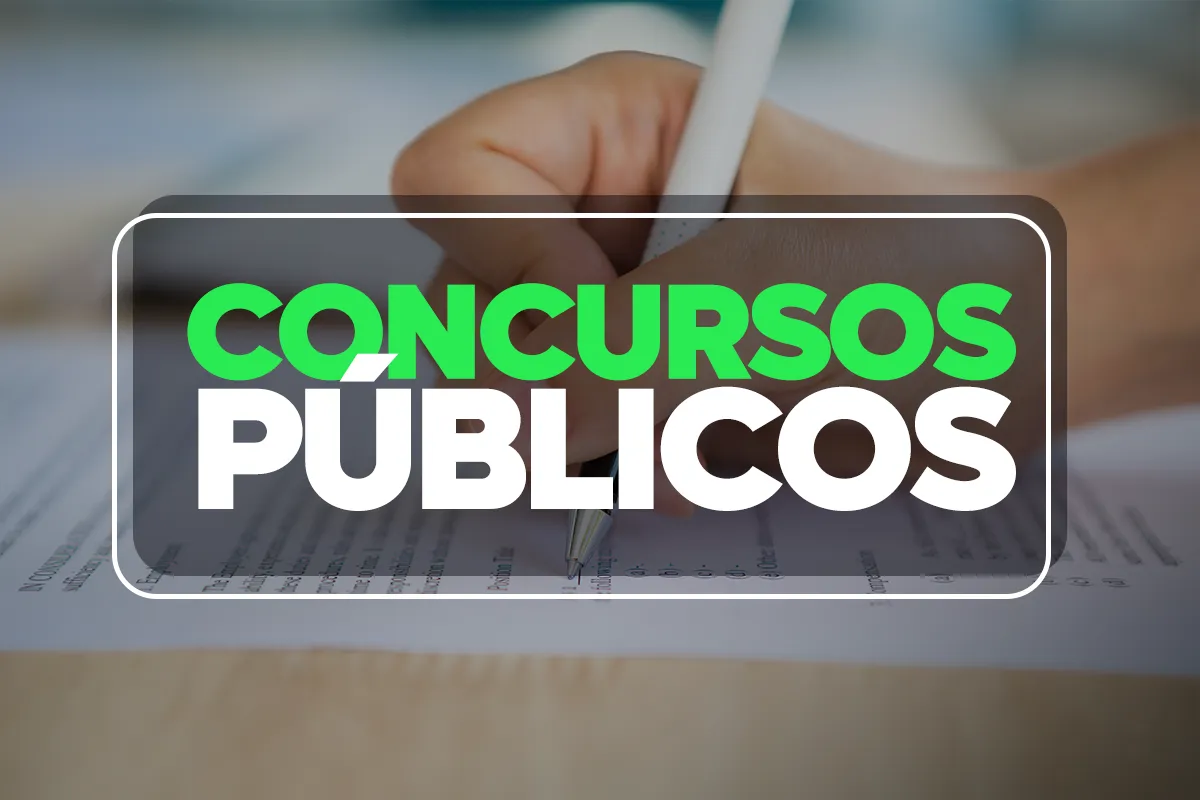 Mão segurando caneta sobre folha de prova com arte do texto Concursos Públicos em verde e branco.