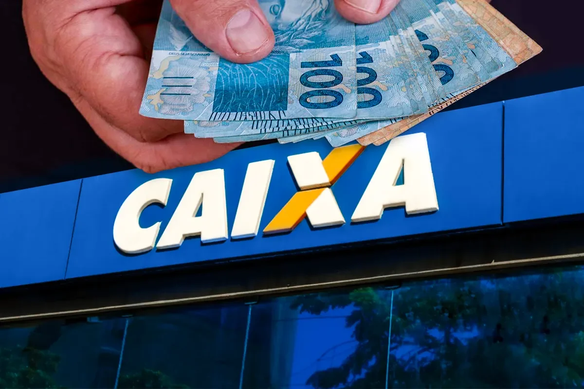 Pessoa segurando notas de dinheiro em frente a uma unidade da Caixa Econômica Federal, representando o pagamento de R$ 300.