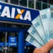 Mão segurando notas de R$ 100 em frente à agência da CAIXA, representando o depósito de R$ 800