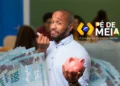 Homem segurando cofre rosa e notas de cem reais ao lado da logo do programa Pé-de-Meia, a poupança do ensino médio
