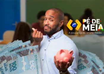 Homem segurando cofre rosa e notas de cem reais ao lado da logo do programa Pé-de-Meia, a poupança do ensino médio