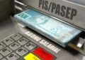 Caixa eletrônico liberando notas de cem reais com letreiros PIS Pasep e Abono Salarial em destaque