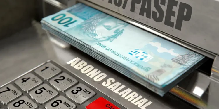 Caixa eletrônico liberando notas de cem reais com letreiros PIS Pasep e Abono Salarial em destaque