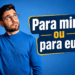 Homem de óculos redondos e suéter azul coça a cabeça pensativo ao lado de balão com a dúvida "Para mim ou para eu?"