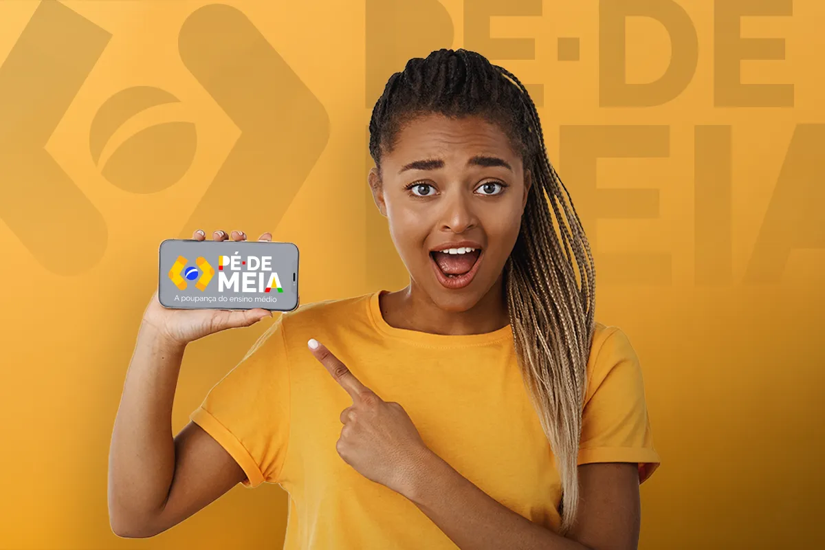 Jovem aponta para celular com tela do programa Pé-de-Meia destacando pagamento para estudantes do ensino médio.