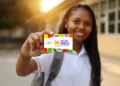 Estudante exibe cartão do programa Pé-de-Meia, que paga incentivo financeiro a alunos do ensino médio público em 2026