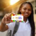 Estudante exibe cartão do programa Pé-de-Meia, que paga incentivo financeiro a alunos do ensino médio público em 2026