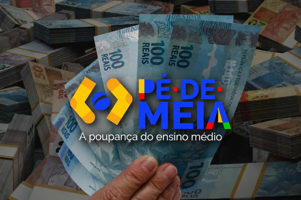 Cédulas de real ao fundo e logotipo do Pé-de-Meia em destaque, representando os pagamentos de R$ 200 e R$ 225 liberados em maio para estudantes do ensino médio e da EJA.