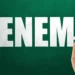Mão com giz em frente a quadro verde com a palavra Enem em destaque, representando o período de recursos para isenção do Enem 2026.