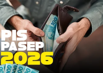Carteira aberta com notas de 100 reais e identificação do PIS/Pasep 2026, representando o pagamento confirmado de R$ 1.351.