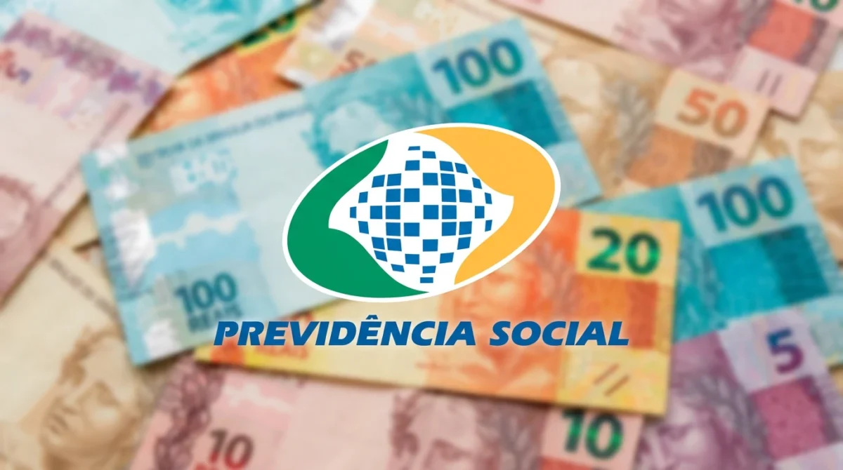 Logo da Previdência Social sobre cédulas de real, ilustrando novo prazo de até 108 parcelas no consignado do INSS.