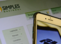 Tela de smartphone com logos da Receita Federal, Simples Nacional e Microempreendedor Individual ao lado de calculadora cinza e agenda azul