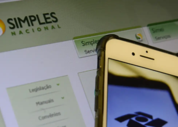 Tela de smartphone com logos da Receita Federal, Simples Nacional e Microempreendedor Individual ao lado de calculadora cinza e agenda azul