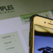 Tela de smartphone com logos da Receita Federal, Simples Nacional e Microempreendedor Individual ao lado de calculadora cinza e agenda azul