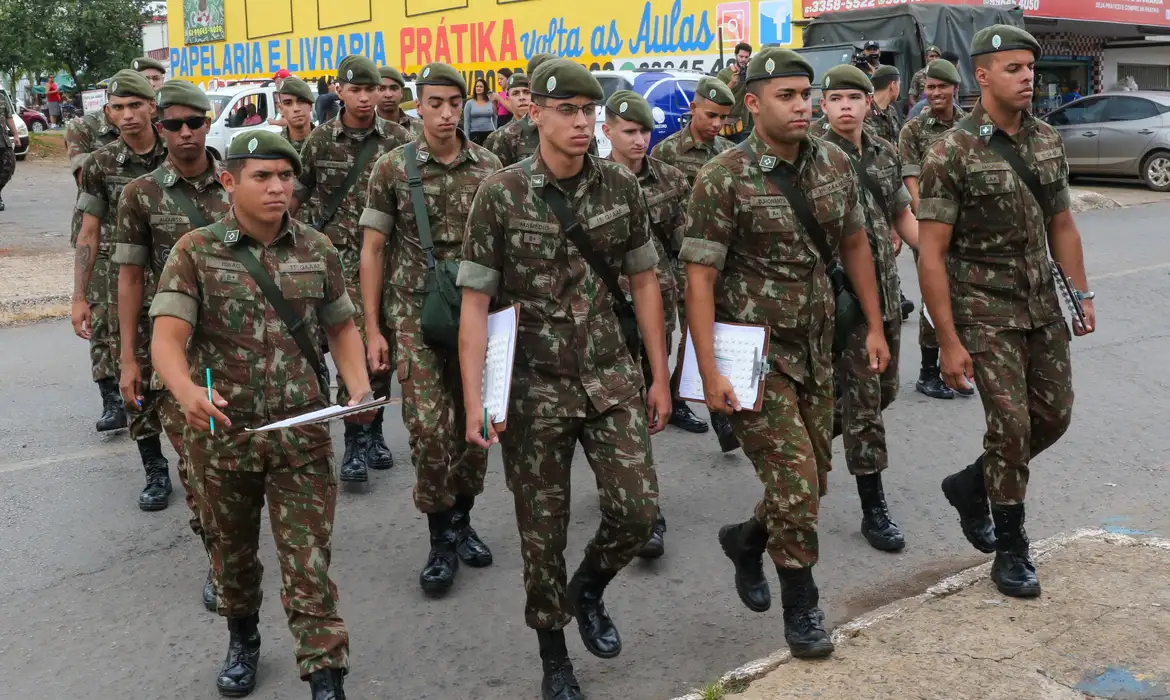 Jovens uniformizados do Exército caminham em rua, em referência ao serviço militar que começa após o alistamento de 2026
