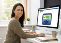 Microempreendedora individual sorri ao acessar o portal do MEI no computador para entregar a declaração anual