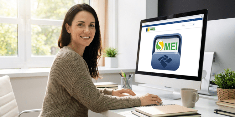 Microempreendedora individual sorri ao acessar o portal do MEI no computador para entregar a declaração anual