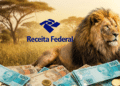 Marca da Receita Federal e um leão deitado em paisagem de savana, com cédulas e moedas de real à frente.