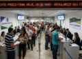 Eleitores aguardam em fila organizada dentro de cartório eleitoral com letreiro digital urgente sobre prazo final.