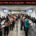 Eleitores aguardam em fila organizada dentro de cartório eleitoral com letreiro digital urgente sobre prazo final.