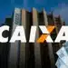 Logo da Caixa Econômica Federal em destaque sobre prédio da instituição, com notas de R$ 100 ilustrando o saque de R$ 6.220 disponível para solicitação até 19/05.