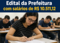 Candidatos sentados em sala realizando prova de concurso público, jovem de óculos e camiseta listrada em destaque.