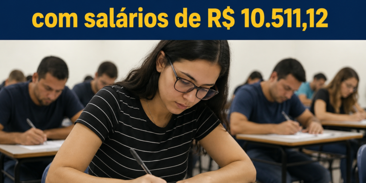 Candidatos sentados em sala realizando prova de concurso público, jovem de óculos e camiseta listrada em destaque.