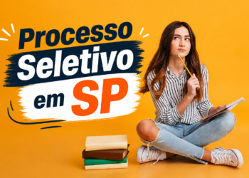 Estudante de cabelo castanho segura lápis enquanto pensa, com caderno aberto, pilha de livros e fundo amarelo
