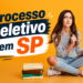 Estudante de cabelo castanho segura lápis enquanto pensa, com caderno aberto, pilha de livros e fundo amarelo