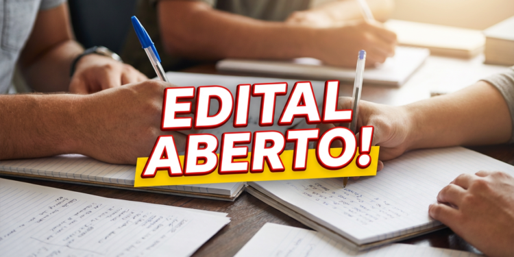Mãos de estudantes escrevendo em cadernos sobre mesa de madeira com texto "Edital Aberto!" em vermelho e amarelo.