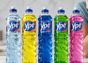 Cinco frascos de detergente Ypê nas cores azul claro, amarelo, azul escuro, verde e rosa alinhados sobre bancada.
