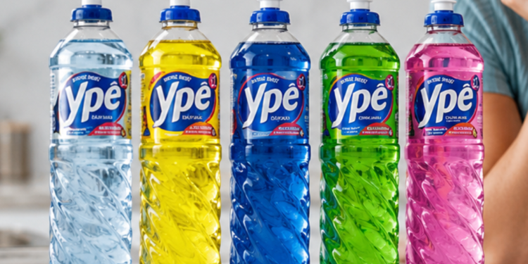 Cinco frascos de detergente Ypê nas cores azul claro, amarelo, azul escuro, verde e rosa alinhados sobre bancada.