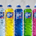 Cinco frascos de detergente Ypê nas cores azul claro, amarelo, azul escuro, verde e rosa alinhados sobre bancada.