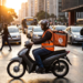 Motoboy com colete e bag laranja da Rappi em Honda Biz atravessa cruzamento no trânsito de SP ao entardecer.