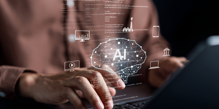Mãos digitando em laptop com holograma de cérebro AI e ícones de tecnologia flutuando sobre teclado.