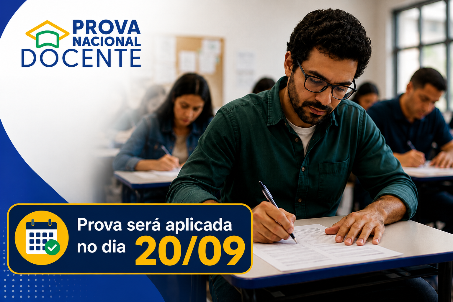 Candidatos realizam prova em sala de aula; homem com óculos e camisa verde escreve em caderno de questões da PND.