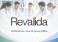 Cinco profissionais de jaleco branco reunidos em ambiente de estudo com logotipo Revalida e texto sobre prova prática