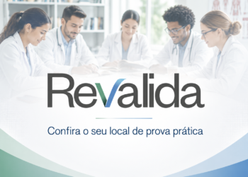 Cinco profissionais de jaleco branco reunidos em ambiente de estudo com logotipo Revalida e texto sobre prova prática