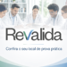 Cinco profissionais de jaleco branco reunidos em ambiente de estudo com logotipo Revalida e texto sobre prova prática