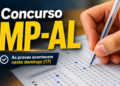 Mão segurando caneta azul preenchendo cartão-resposta com questões de múltipla escolha do concurso MP-AL.