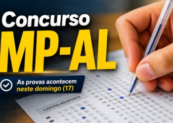 Mão segurando caneta azul preenchendo cartão-resposta com questões de múltipla escolha do concurso MP-AL.