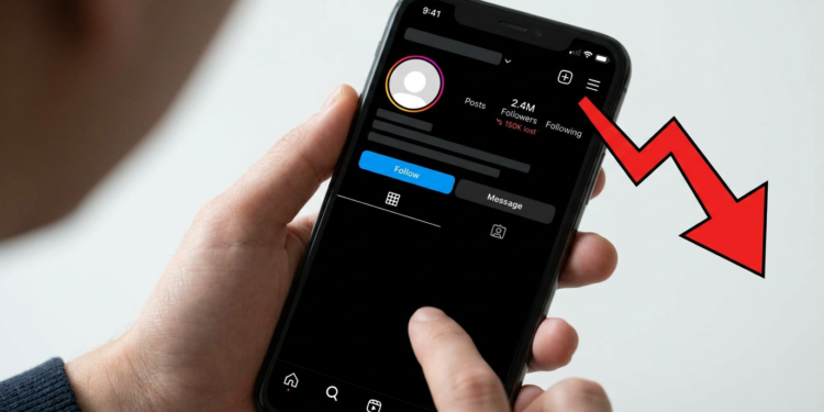 Mão segurando smartphone com perfil do Instagram mostrando 2,4M seguidores e alerta de 150K lost em vermelho.